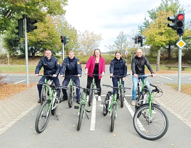 Die neuen Räder präsentieren: Matthias Völler (Dienststellenleiter PI Erlangen-Land), Nico Gorny (Verkehrserzieher PI Erlangen-Land), Andrea Stadelmeyer (VG Uttenreuth), Julia Maser (Verkehrserzieherin PI Erlangen-Land) und Uttenreuths 1. Bürgermeister Frederic Ruth (v.li.). | Foto: Privat