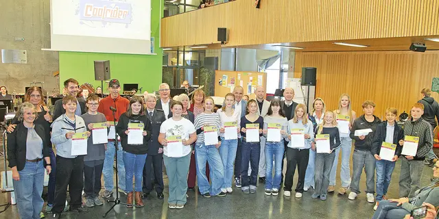 Respekt: Die neuen Coolrider mit ihren Urkunden vor Vertretern von Schulen, Politik und Bundespolizei sowie Trainern und Förderern.
 | Foto: Uwe Rahner