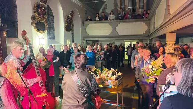 Die Besucher klatschten und wippten begeistert mit zur Musik. Sogar auf der Empore konnte man spüren, dass der Boden leicht vibrierte.
 | Foto: Privat