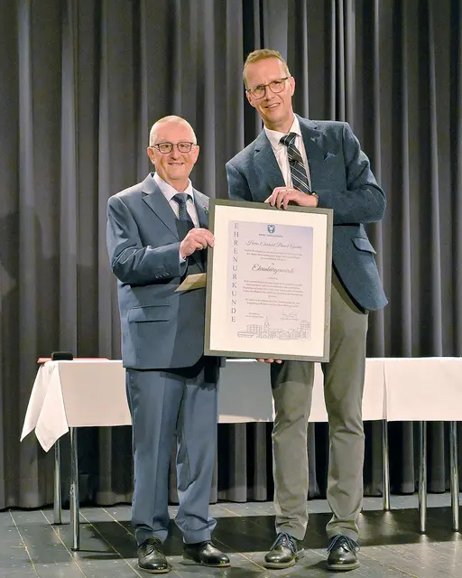 Heroldsbergs neuer Ehrenbürger Eberhard Brunel-Geuder (links) und 1. Bürgermeister Jan König bei der Überreichung der Urkunde. | Foto: Manuela Liebig-Holl