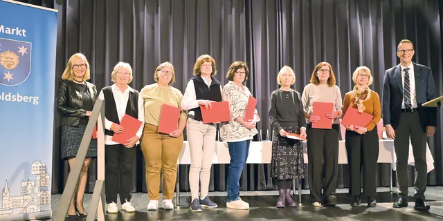 Jan König dankte den ehrenamtlich in der Bücherei tätigen Mitarbeiterinnen. | Foto: Manuela Liebig-Holl