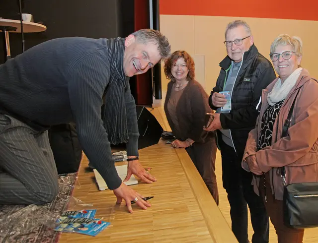 Dass Michael Altinger mit Freude bei der Sache ist, zeigte sich auch nach dem Auftritt, als er  seine Bücher und Musik-CDs signierte. | Foto: Uwe Rahner