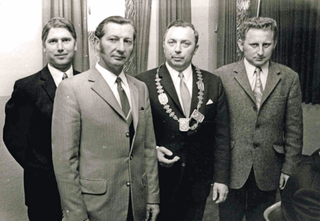 Eckentals erster Bürgermeister Georg Hänfling 1972 mit Bürgermeisterkette und den Ortssprechern Udo Dölle (Oedhof), Bernhard Schmidt (Unterschöllenbach) und Helmut Papst (Herpersdorf). | Foto: Privat