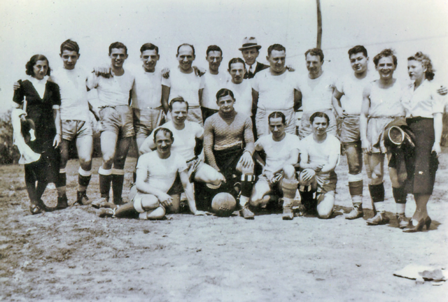 Alfred Schnaittacher (rechts neben dem Torwart) war zunächst in Forth, später als Spielführer im Nürnberger Jüdischen Turn- und Sportverein ein talentierter Fußballer.  | Foto: Sammlung Jeff Snyder, NY