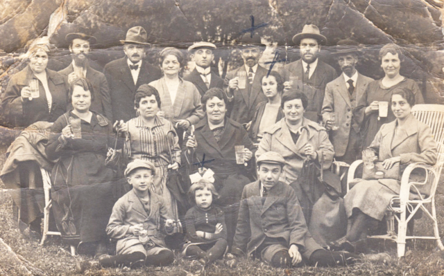 Familienfoto mit dem „halbwüchsigen“ Alfred Schnaittacher. | Foto: Sammlung Jeff Snyder, NY