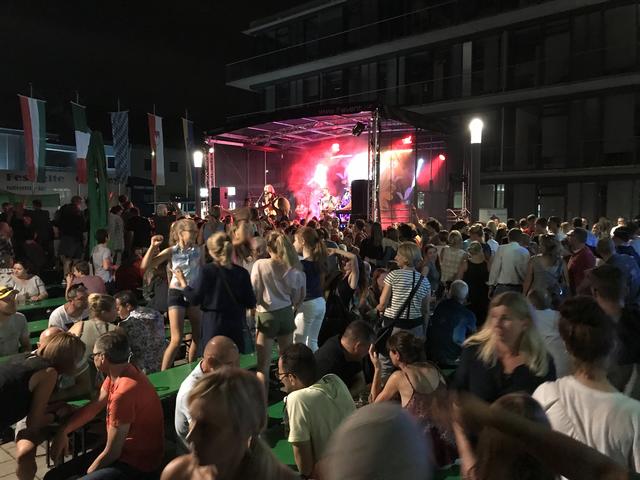 Tanzen, tanzen, tanzen bis zum Finale vor dem Rathaus. | Foto: wochenblatt