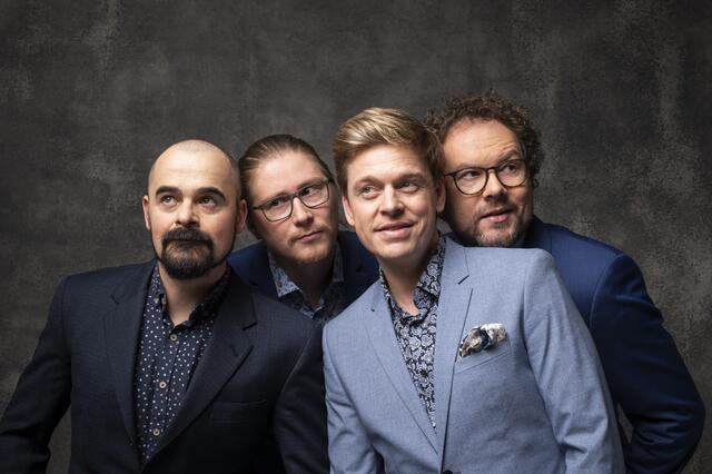 „Glücksbringer” ist sicher das abwechslungsreichste Showprogramm, das wir je gemacht haben”, plaudert Tenor David Lugert (2. v.r.) aus dem Songwriter-Nähkästchen. „Es ist perfekt für alle Menschen geeignet, die gerne lachen, hochklassige Musik schätzen und sich einen ganzen Abend lang glücklich machen lassen wollen.”