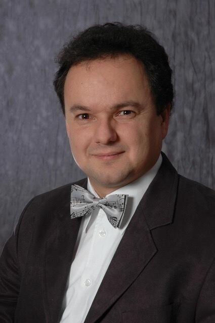 Dr. phil. Joachim Roller, an der Orgel, studierte evangelische Kirchenmusik in Nürnberg, ist Lehrbeauftragter am Lehrstuhl für Musikpädagogik der FAU Erlangen-Nürnberg, seit 1985 mehr als 350 Konzerte im In- und Ausland.