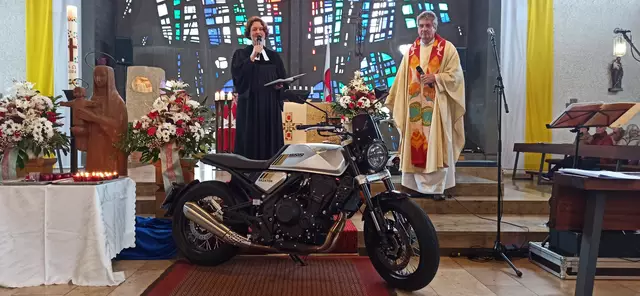 Ein Gottesdienst ist eine Veranstaltung des Glaubens - und die Motorradfahrer glauben, dass es in diesem Jahr nicht wieder regnet. Sollte der Plan aber nicht aufgehen, wird, wie im letzten Jahr, in die Kirche ausgewichen. Ausfallen lassen ist keine Option!
