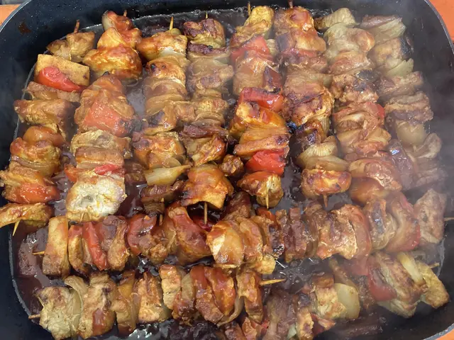 Der Blick in die Schaschlikpfanne reicht schon, um den Appetit anzuregen.