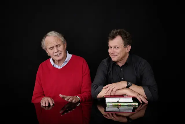 Heinrich Hartl (Piano) und Jo Seuß (Text, Gitarre) (v.li.) gestalten gemeinsam die musikalische Lesung.