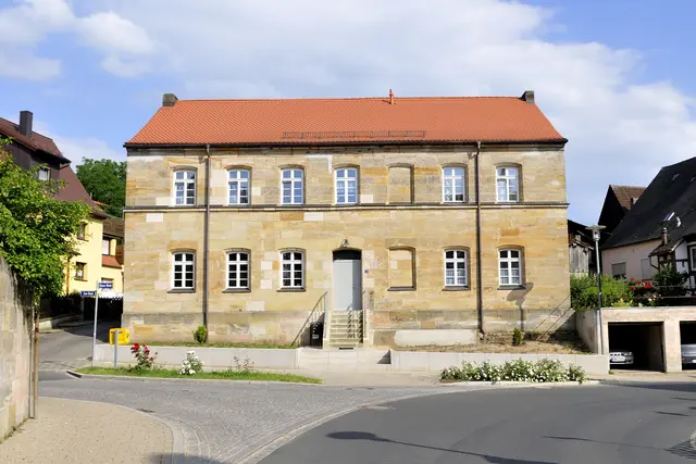 Das heute sogenannte „Alte Schulhaus“ am Oberen Markt wurde in der zweiten Hälfte des 19. Jahrhunderts erbaut und diente bis 1949 als Heroldsberger Schulgebäude. | Foto: Dieter Kaletsch