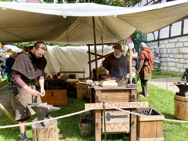 Auf dem Handwerker-Markt im Hirtenmuseum gibt es auch alte Handwerkskunst live zu bestaunen, wie bei der Schmiede Frankenhammer.