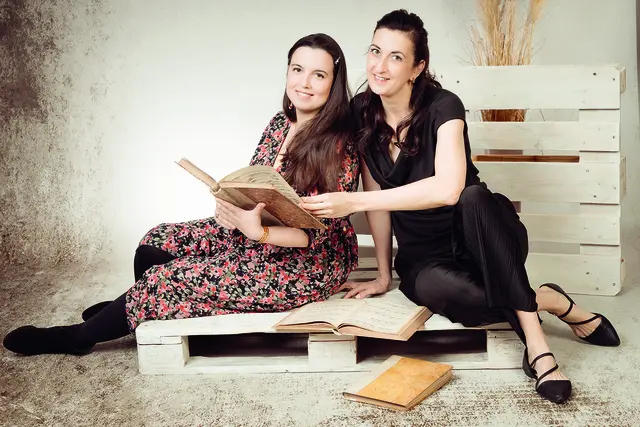  Mezzosopranistin Nicole Glamsch (re.) und Pianistin Jeanne Vogt (li.) verbinden im Konzert die Musik von Robert und Clara Schumann in einer modernen Erzählweise und einem bewegenden Abend über Frauen, Liebe und Leben. | Foto: Herztöne