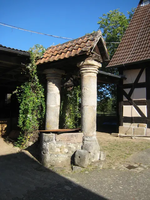 Etwas versteckt ist dieser alte Ziehbrunnen am Oberen Markt. | Foto: Dieter Kaletsch