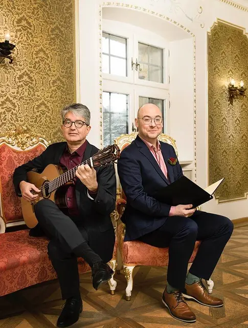 Gitarrist Stefan Grasse und Moderator und Sprecher Tobias Föhrenbach erzählen in Gräfenberg über die Liebe.