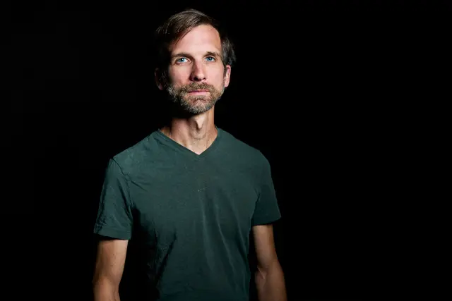 David Bruhn vereint eine ganze Band in einer Person: Gesang, Klavier/Stage Piano, E-Gitarre, Akustik Gitarre, Keyboards, Bass, Drums, Drum Pads, Loopstation.