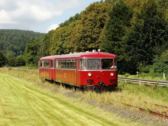 Mit der Vulkan-Eifel-Bahn geht es auf Schienenbus-Sonderfahrt nach Schlüsselfeld.