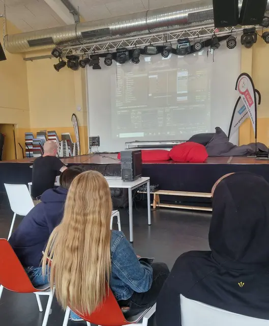 Ein Foto vom letzten Musikproduktions-Kurs. Wer ausprobieren möchte, am Computer eigene Musik zu erstellen, sollte zum nächsten Kurs mit Alex ins Gleis 3 kommen.