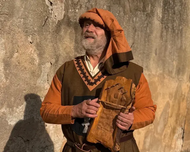 Wolfgang Junga lässt mit Originalinstrumenten die Zeit wieder aufleben, in der Ritter Wirnt in Gräfenberg lebte. | Foto: Wolfgang Junga