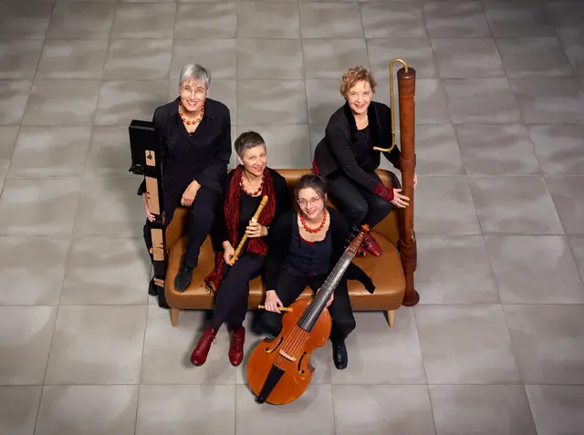 Tanto Quanto präsentieren ein reichhaltiges Flöteninstrumentarium, perkussive Akzente, gestrichene, gezupfte und gesungene Töne.