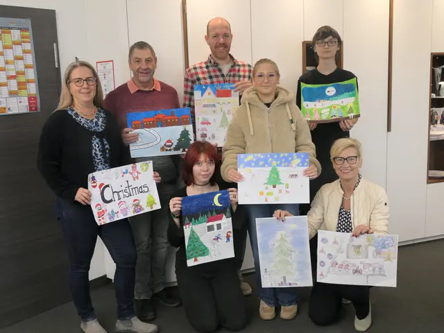 Rektor Gerhard Mayer (2.v.li.), Lehrer Immanuel Breiter (hinten) und eine Abordnung der Neuntklässler besuchten mit einer Auswahl der Bilder das Rathaus und übergaben die Werke an Bürgermeisterin Ilse Dölle (re.) und Claudia Blöchl (li.), die Organisatorin des Weihnachtsmarktes. | Foto: Bettina Dennerlohr
