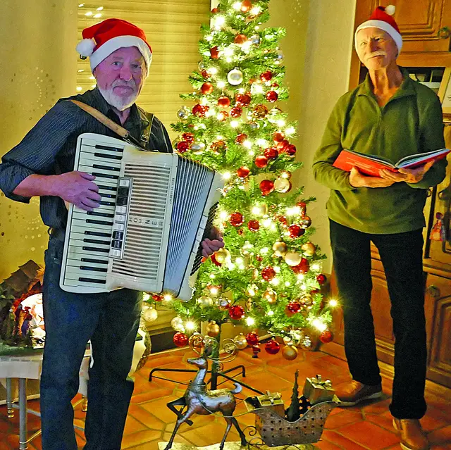 Vinzenz Dorn liest und Günther Neidinger spielt auf dem Akkordeon passend zur Weihnachtszeit. | Foto: C. Dorn
