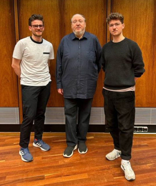 Alex Parzhuber am Schlagzeut,  Simon Nabatov am Piano und Roger Kintopf am Bass (v.li.)