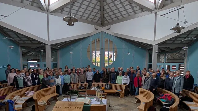 Die beiden ambitionierten Laienchöre unter der Leitung von Udo Reinhart bilden mit etwa 80 Mitwirkenden einen beeindruckenden Klangkörper und werden unterstützt von einem 23köpfigen Orchester unter der Führung der ukrainischen Geigerin Irina Schulika.