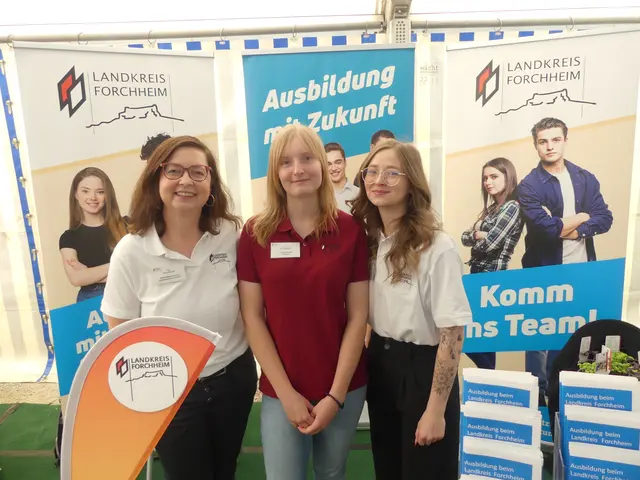 Im Mai findet im Forchheimer Kellerwald wieder die große Ausbildungsmesse statt, auf der sich Schüler über verschiedene Ausbildungsmöglichkeiten informieren können.