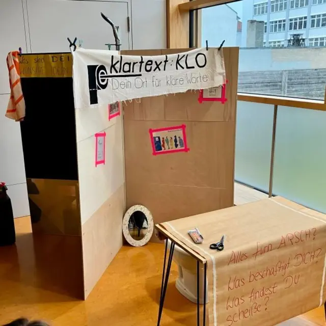 Ist Pinkeln politisch? Wir sagen ja! Bei der Veranstaltung „Burger meets Bürgermeister:in“ lädt unter anderem die interaktive Kunstinstallation klartext:KLO des Kreisjugendrings Erlangen-Höchstadt dazu ein, Worte für das zu finden, was die Jugendlichen beschäftigt. Wer möchte, kann sich auf der längsten Klopapierrolle verewigen und ein Zeichen setzen für das, was einem am Herzen liegt. In der Ideen-Dusche kann man seine Wünsche und Ideen zum Sprudeln bringen.