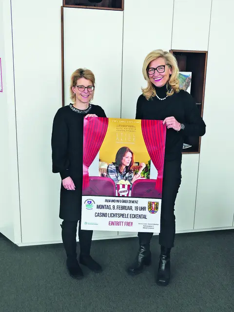 Sylvia Steinbach, Koordinatorin für Seniorenangelegenheiten und Eckentals 1. Bürgermeisterin Ilse Dölle (v. li.) laden kostenlos ins Kino ein.