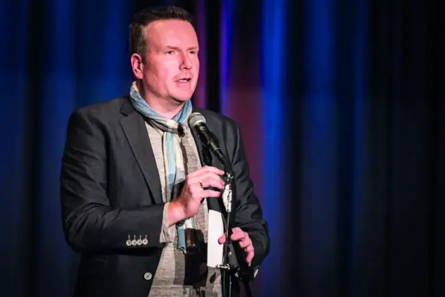 Slam-Meister Oliver Walter moderiert den Igensdorfer Poetry Slam. | Foto: Kulturschock