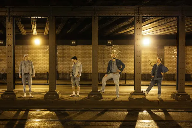 Tanzmusik mit den Disko-Delfinen: Zusammen bilden diese vier die Tanzband des Vertrauens, den Spin für jede Discokugel, die Leuchtboje der guten Laune. | Foto: Tim Händel