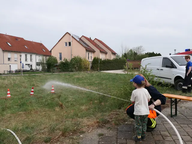 Die Mitglieder der Jugend- und Bambini-Feuerwehr basteln mit Kindern Österliches aus alten Feuerwehrschläuchen und haben außerdem wieder ihre Feuerwehrspritze dabei. | Foto: Emily Walther