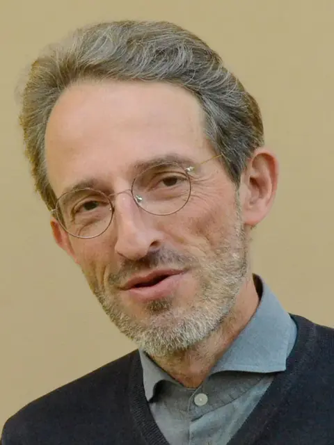 Konrad Klek ist Kirchenmusikprofessor und seit 2015 Präsident der Paul-Gerhardt-Gesellschaft. Er erzählt den Zuhörern in der Eckenhaider Friedenskirche fachkundig und unterhaltsam vom evangelischen Kirchenmusiker Paul Gerhard.