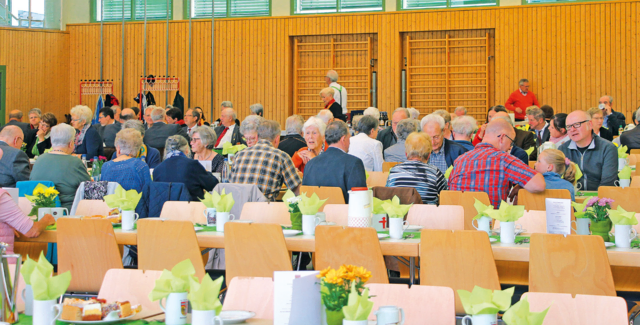 Viel Zeit für gute Gespräche und Begegnungen in entspannter Atmosphäre (wie hier beim Marktsingen 2023 in der Schulturnhalle) wird es am 10. April im Großen Saal der Lindelberg Kulturhalle geben. | Foto: Hella Ziefer