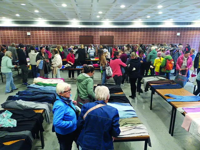 Hosen, Oberteile, Jacken, Accessoires: Beim Kleidertausch im Oktober suchte und fand Damenbekleidung jeglicher Art neue Besitzerinnen.