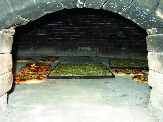 Wie gut das duftet! Besucher des Backofenfestes werden beim Backofenfest in Kleingeschaidt mit frischem Brot, Pizza und Zwiebelkuchen aus dem Holzbackofen verköstigt.