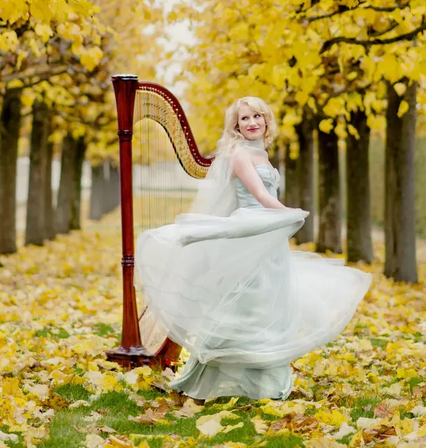 Viktoria Kunze begleitet sich und ihren Duettpartner Kai Preußker an der Harfe. | Foto: Viktoria Kunze