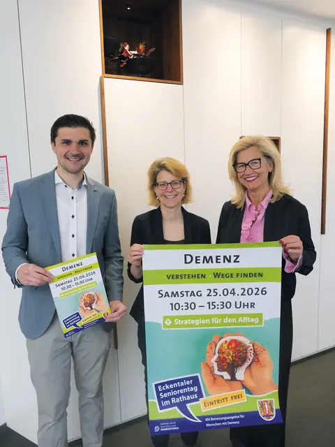 Auf den Seniorentag freuen sich (v.r.) Bürgermeisterin Ilse Dölle, Organisatorin Sylvia Steinbach und der künftige Bürgermeister Sebastian Singer.  | Foto: Bettina Dennerlohr