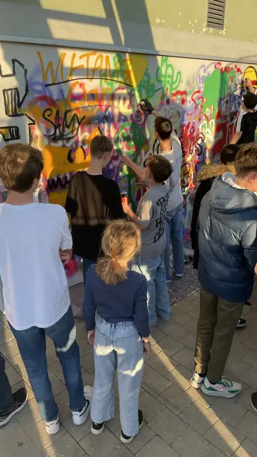 Beim letzten Jugendkulturfestival im Jahr 2024 gestalteten Eckentaler und Ambazacer Jugendliche gemeinsam eine Graffitiwand am Gleis 3. | Foto: Jugendbüor Eckental