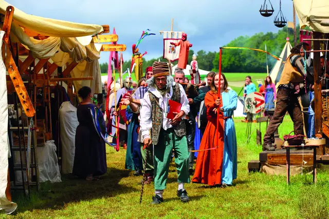 Beim Umzug präsentieren sich die Gruppen des Mittelaltermarkts. | Foto: Burg Rabenstein