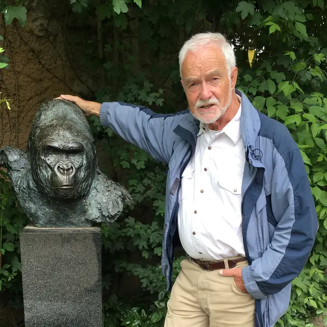 Fritz Jantschke mit der Frankfurter Weber-Büste von Gorilla „Matze“. | Foto: Florian Dittert