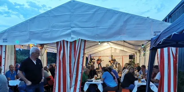 Der Weinabend war auch in den vergangenen Jahren ein Erfolg (Foto von 2024). Auf der Bühne sind u.a. Alfred Zens (ganz links) und Eric Damster (rechts, sitzend) zu sehen, die es sich heuer gerne für ein musikalisches "Heimspiel" bereit erklärt haben, diesmal ohne Bernd Haft (Mitte). | Foto: CB