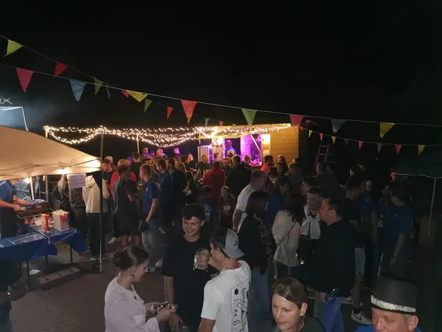 "Sternenhimmel" bei der Bar beim Dorffest Letten 2025 bei Nacht. | Foto: CB