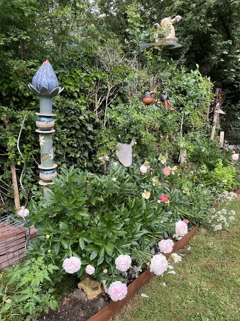 Selbst gefertigte Töpferwaren zieren den Erholungsgarten der Familie Steidl in Höchstadt a. d. Aisch.  | Foto: Gartenbau ERH