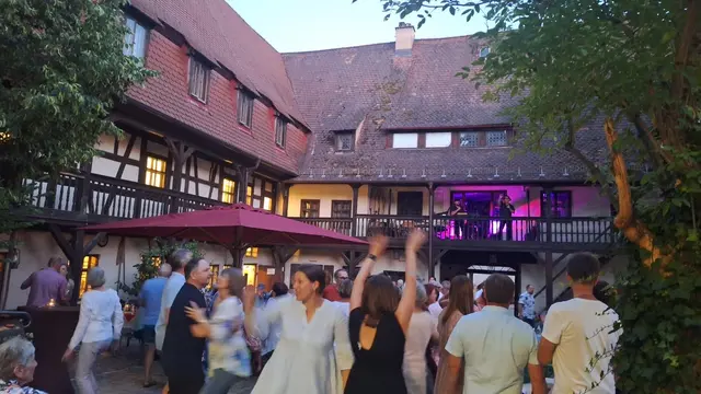 Wer Lust hat, kann beim sardischen Abend im Hersbrucker Hirtenmuseum zur Musik der Mittelmeerinsel das Tanzbein schwingen. | Foto: Ingrid Pflaum