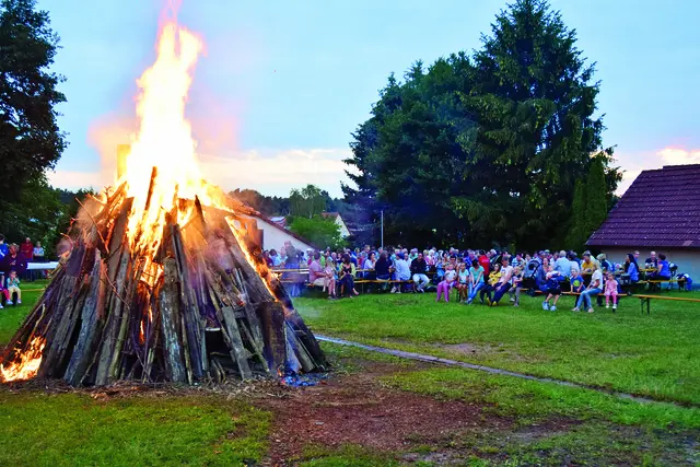 Beim Sonnwendfeuer in Oberschöllenbach lässt sich der Abend genießen.
