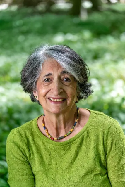 Nasrin Siege berichtet in ihrer Autobiographie von ihrem ereignisreichen Leben, das von ihrem Engagement für die Menschen in Afrika geprägt ist. In der Poetischen Tafelrunde in Gräfenberg liest und erzählt sie davon. | Foto: Ludwig Siege
